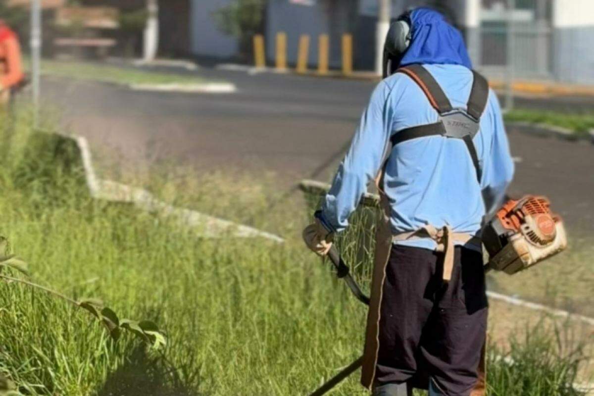 Equipes fazem roçagem de mato, retirada de entulho e conservação de espaços públicos