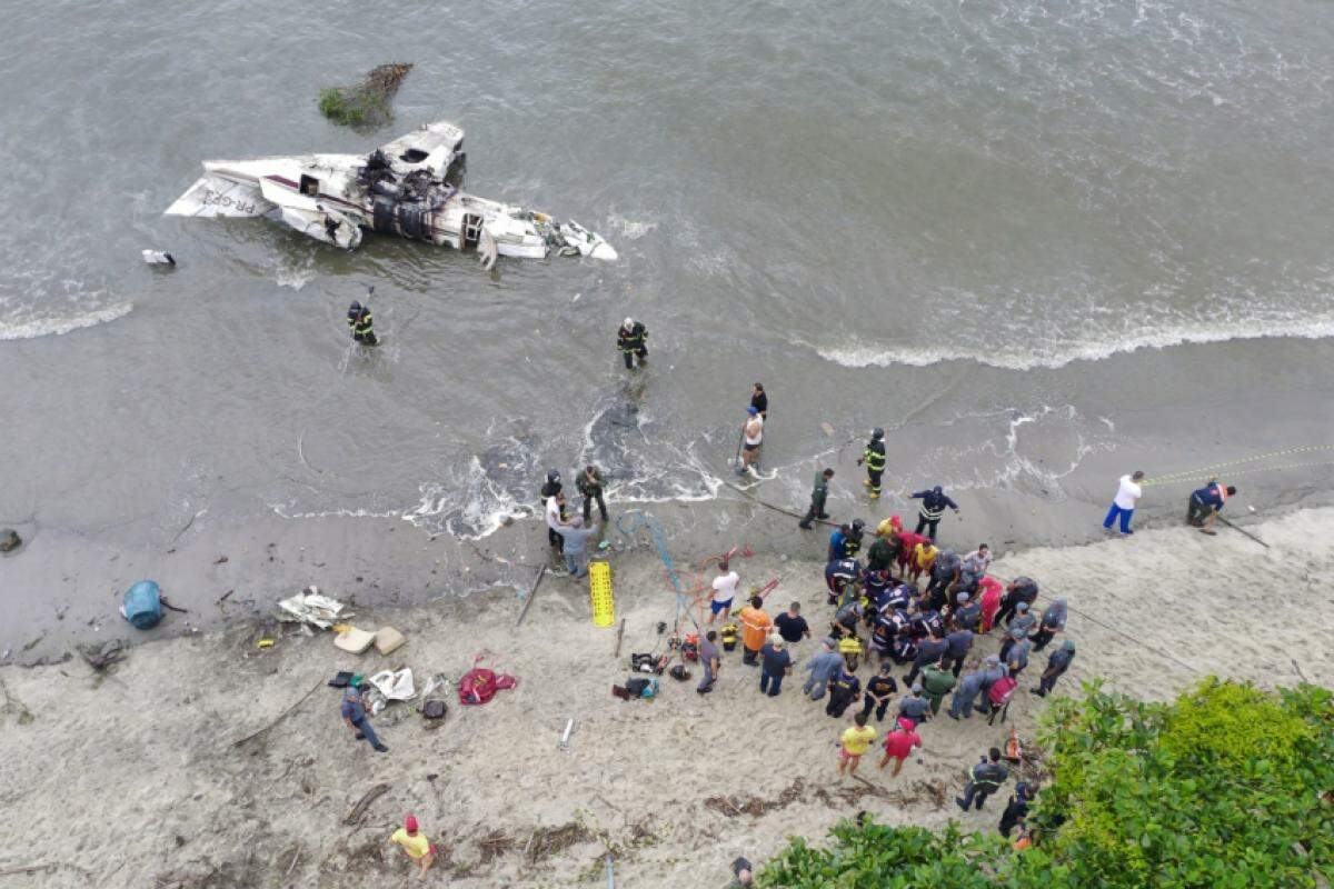 Avião ultrapassou pista e caiu na praia