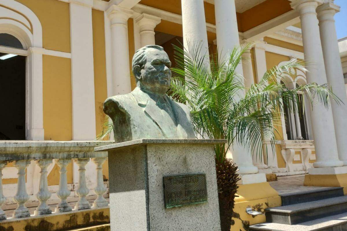 Busto de Pedro Morganti, em frente à sede da Società Italiana de Mutuo Soccorso, benemérito de Piracicaba e grande ativista em prol da italianidade local.