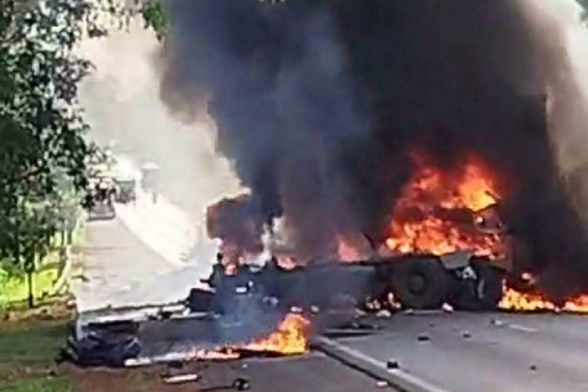 Cortina de fumaça preta tomou conta da via após explosão dos caminhões