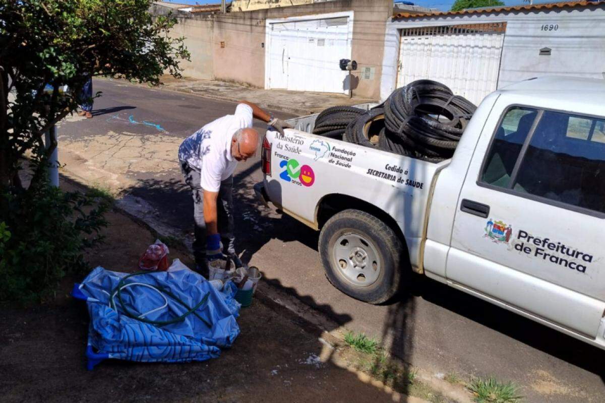 Agente da Prefeitura em dia de Arrastão da Dengue em Franca
