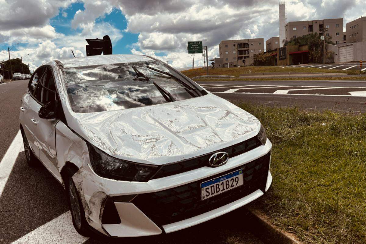 Estado do Hyundai HB20 após o acidente nesta segunda-feira