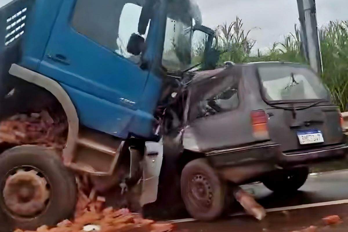 Carro colidiu com força contra um caminhão