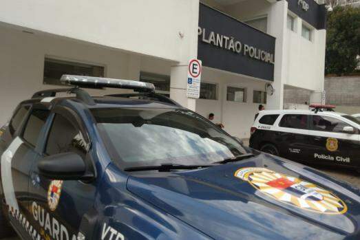 Os guardas levaram o suspeito ao Plantão Policial, onde o delegado ratificou a prisão