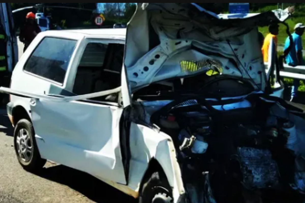 Carro ficou destruído em acidente