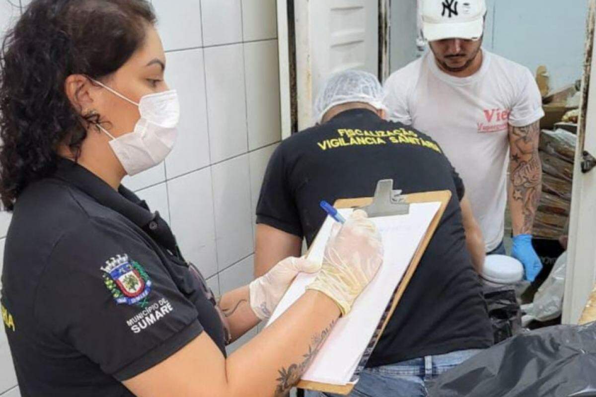 Vigilância Sanitária apreende mais de uma tonelada de carnes e laticínios impróprios para consumo em supermercado no Distrito de Nova Veneza.