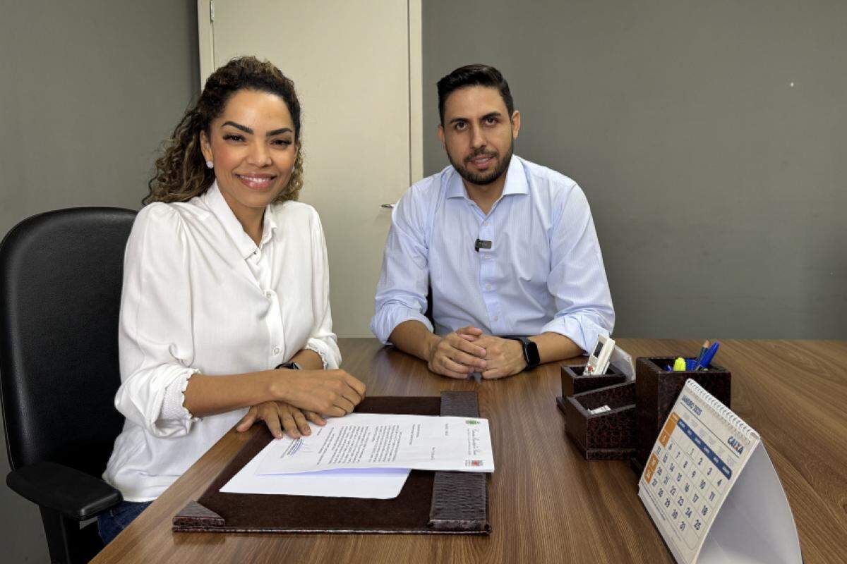 Júnior Rodrigues (PSD) entrega ofício à prefeita Suéllen Rosim (PSD)