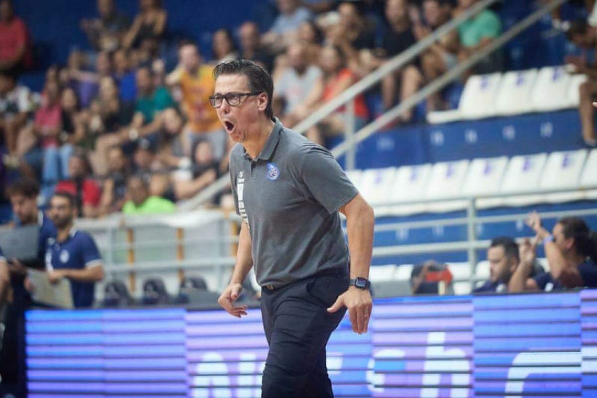 Técnico Helinho Garcia durante partida contra o Pinheiros