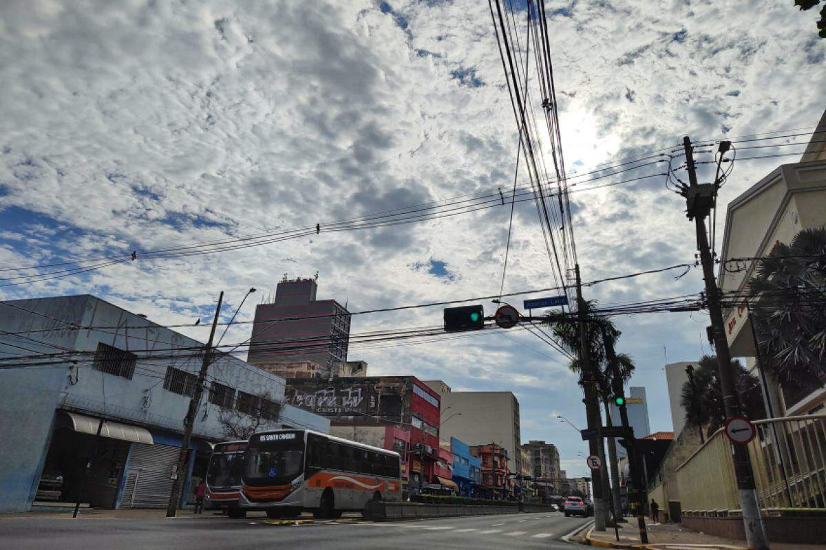 Vista do céu nublado em Bauru sobre o centro da cidade