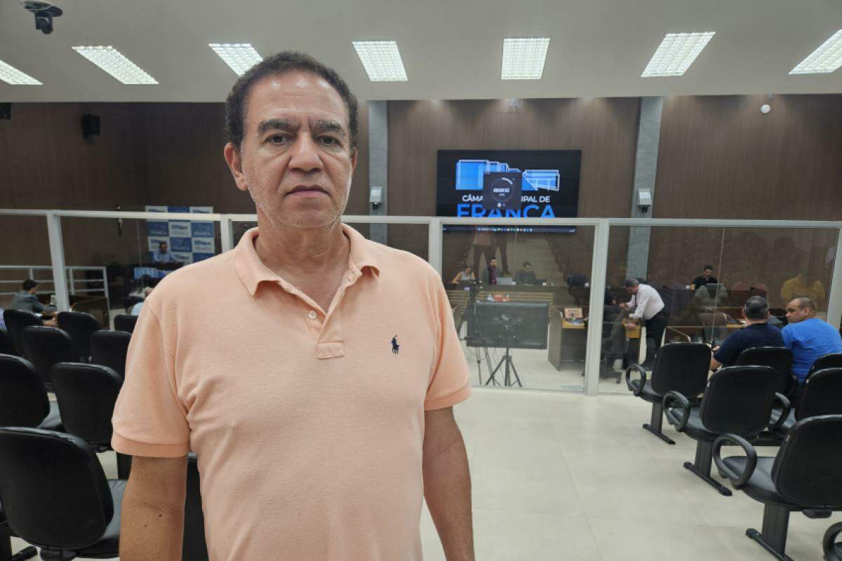 Presidente do sindicato dos servidores, Fernando Nascimento, na sessão desta terça-feira, 18
