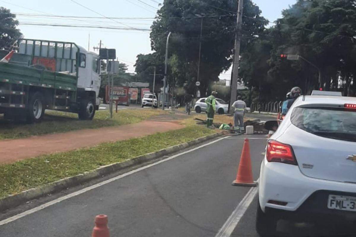 Local onde estava sendo realizada a limpeza de boca de lobo