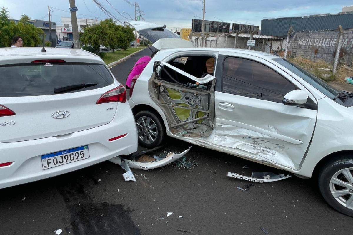 Carros ficaram danificados 