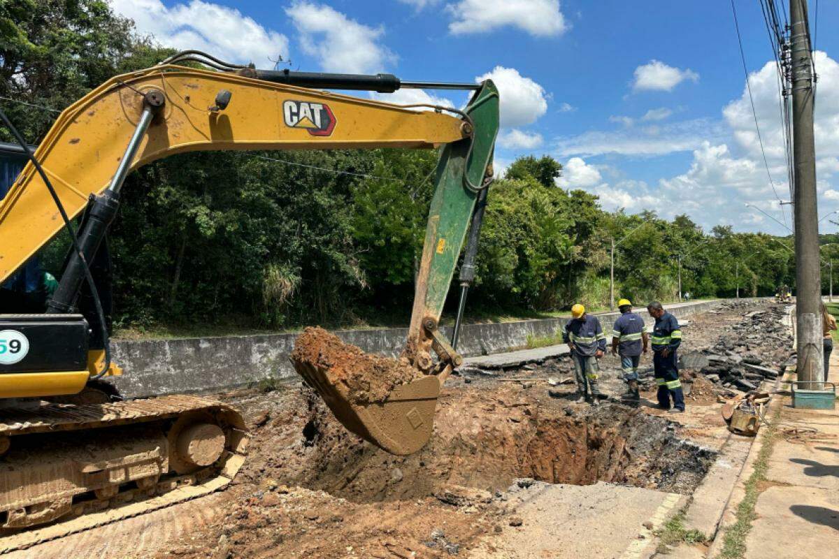 Equipes trabalham para reparar danos e normalizar abastecimento de água nos bairros afetados