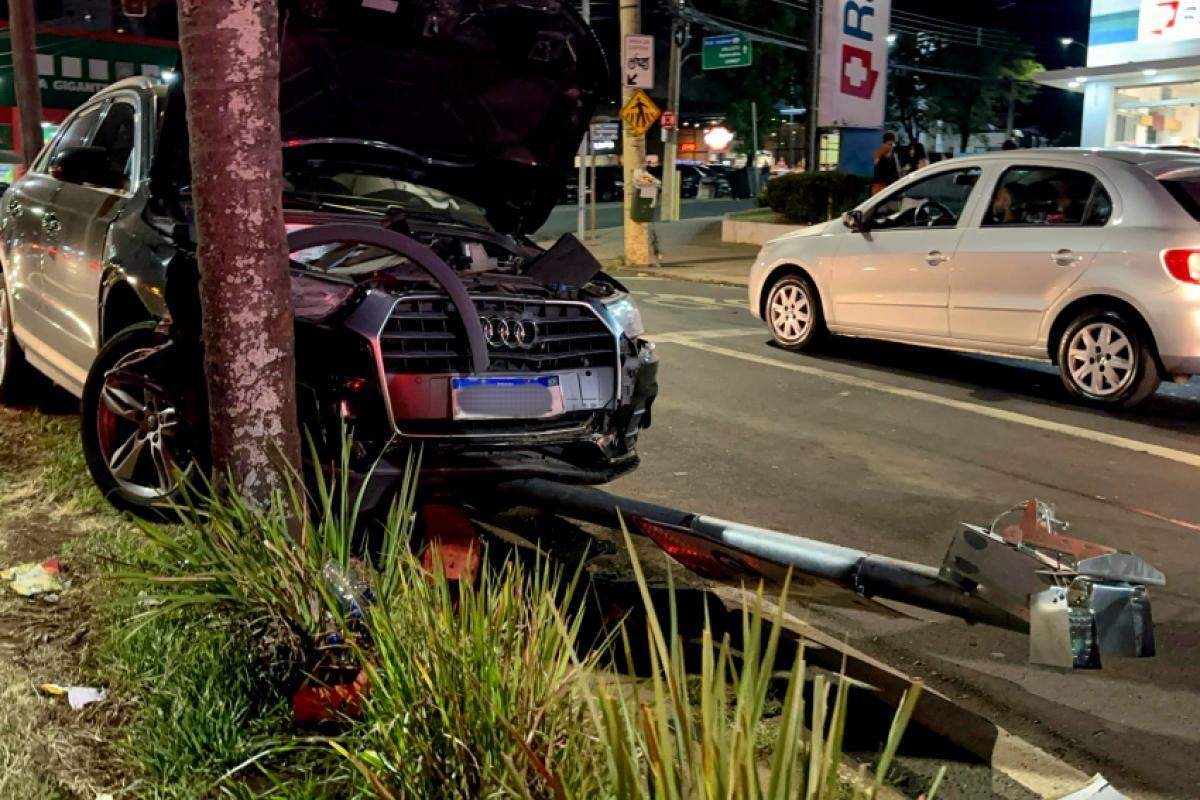 Após bater na árvore o Audi derrubou parte de um radar de velocidade.