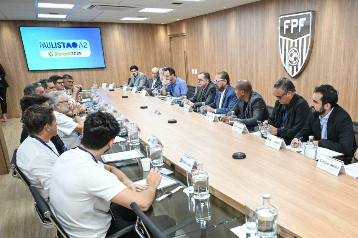 As oito equipes foram à reunião na FPF, na tarde desta segunda-feira