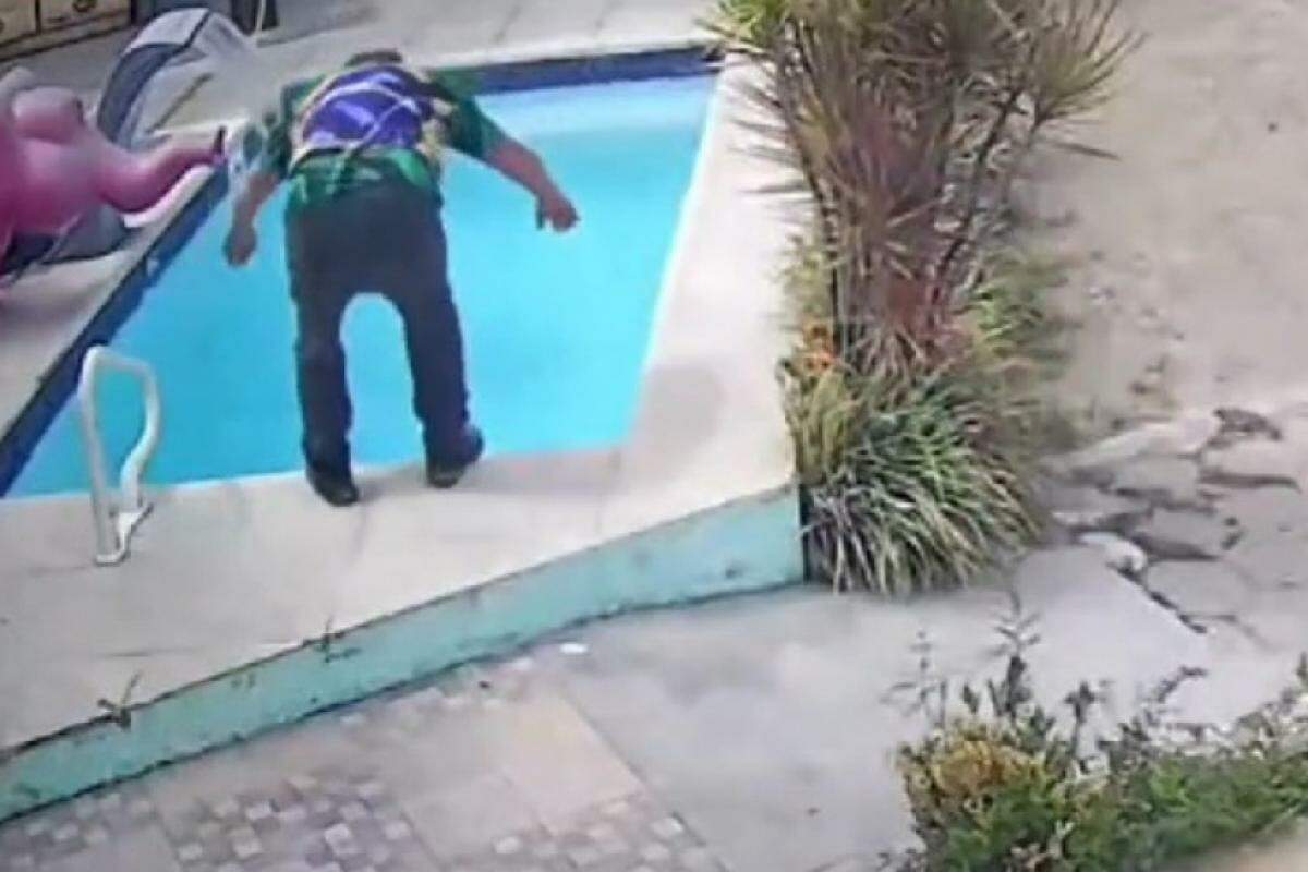 Câmera flagrou caminhoneiro mergulhando na piscina da loja
