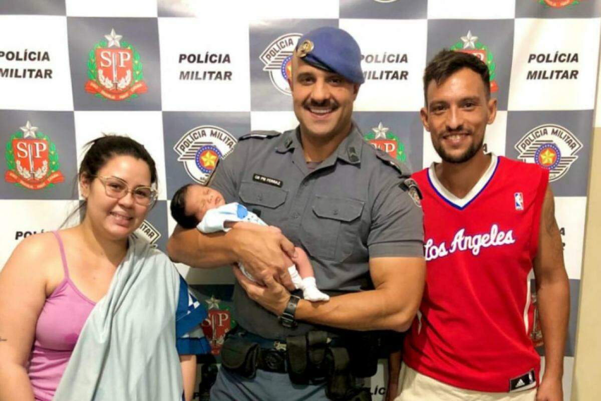 Cabo Ferraz com o bebê Henry, o pai Raphael de Oliveira Lima e a tia Ana Carolina Talarico Lima 