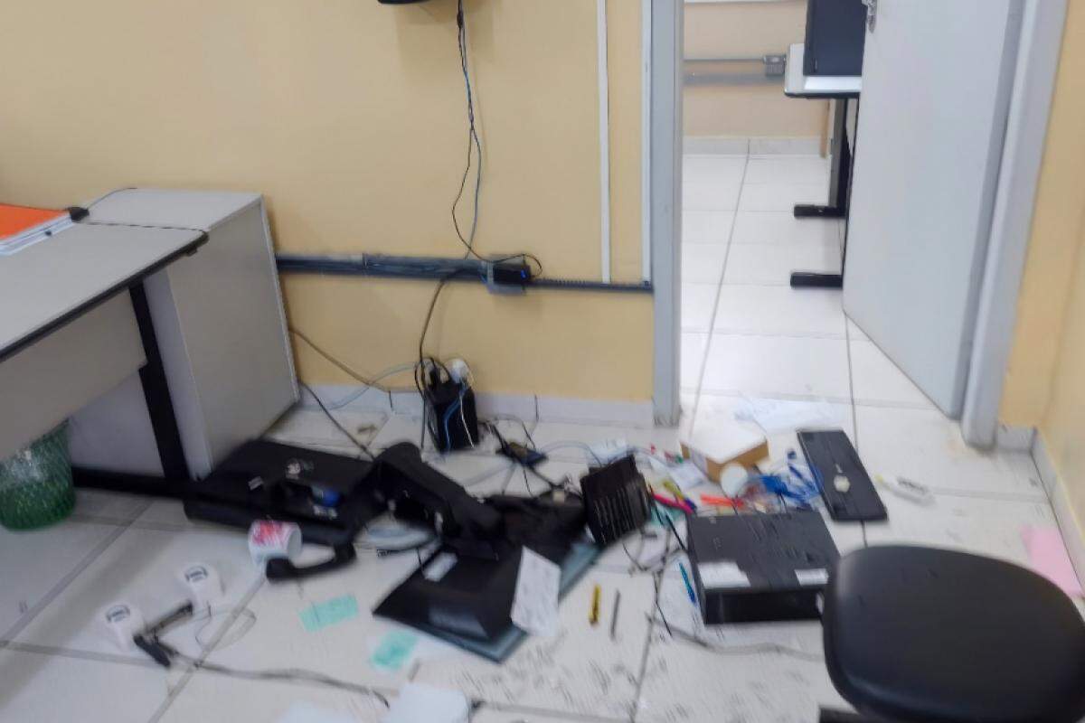 Estragos na sede do Cras feitos por mulher
