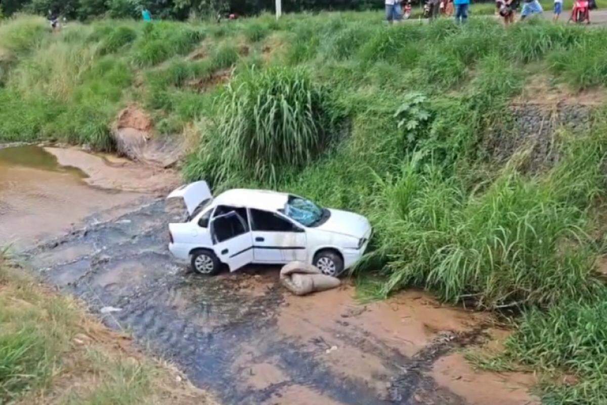 As vítimas, uma mulher e sua filha, estavam em um Corsa sedan e passam bem