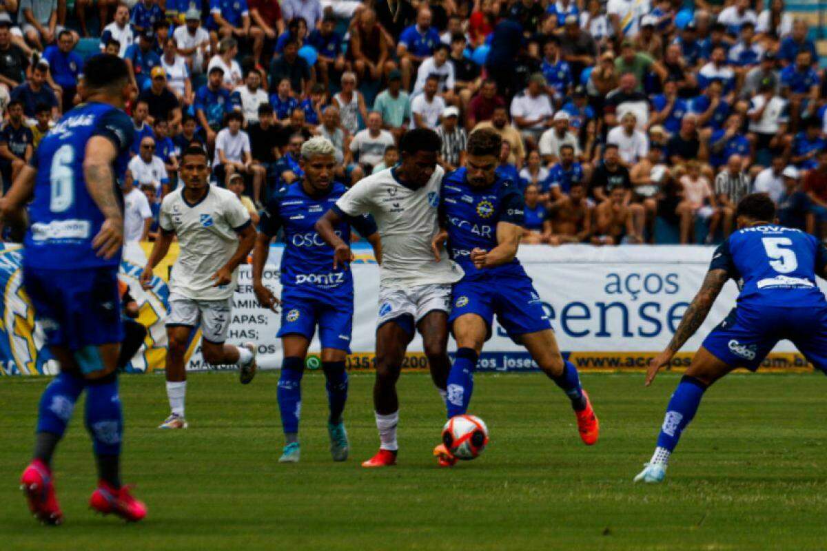 Lance do jogo entre São José e Taubaté na segunda rodada