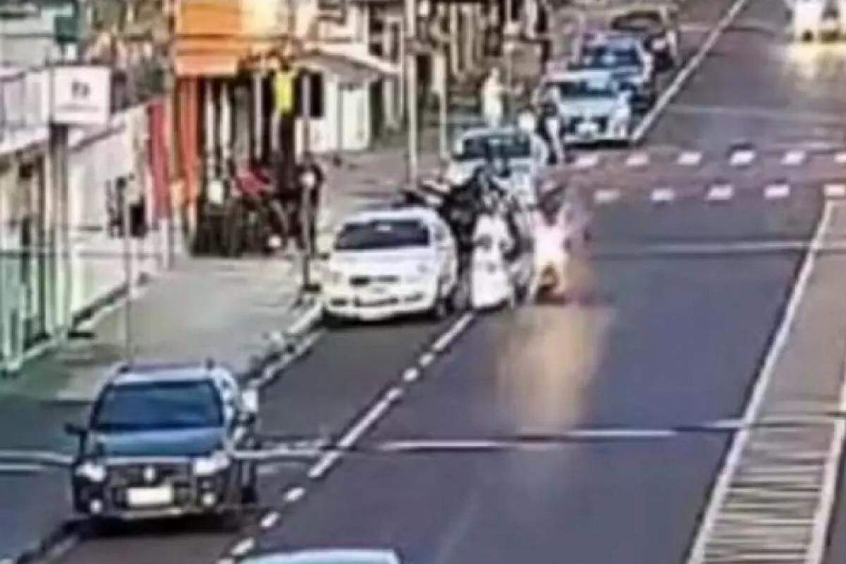 Momento em que o motociclista bateu na cadeira de rodas que estava a idosa