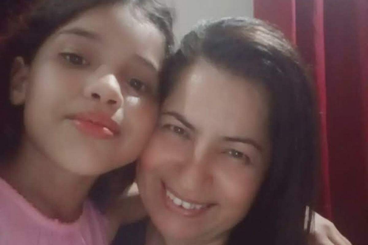 Ana Carolina ao lado da avó