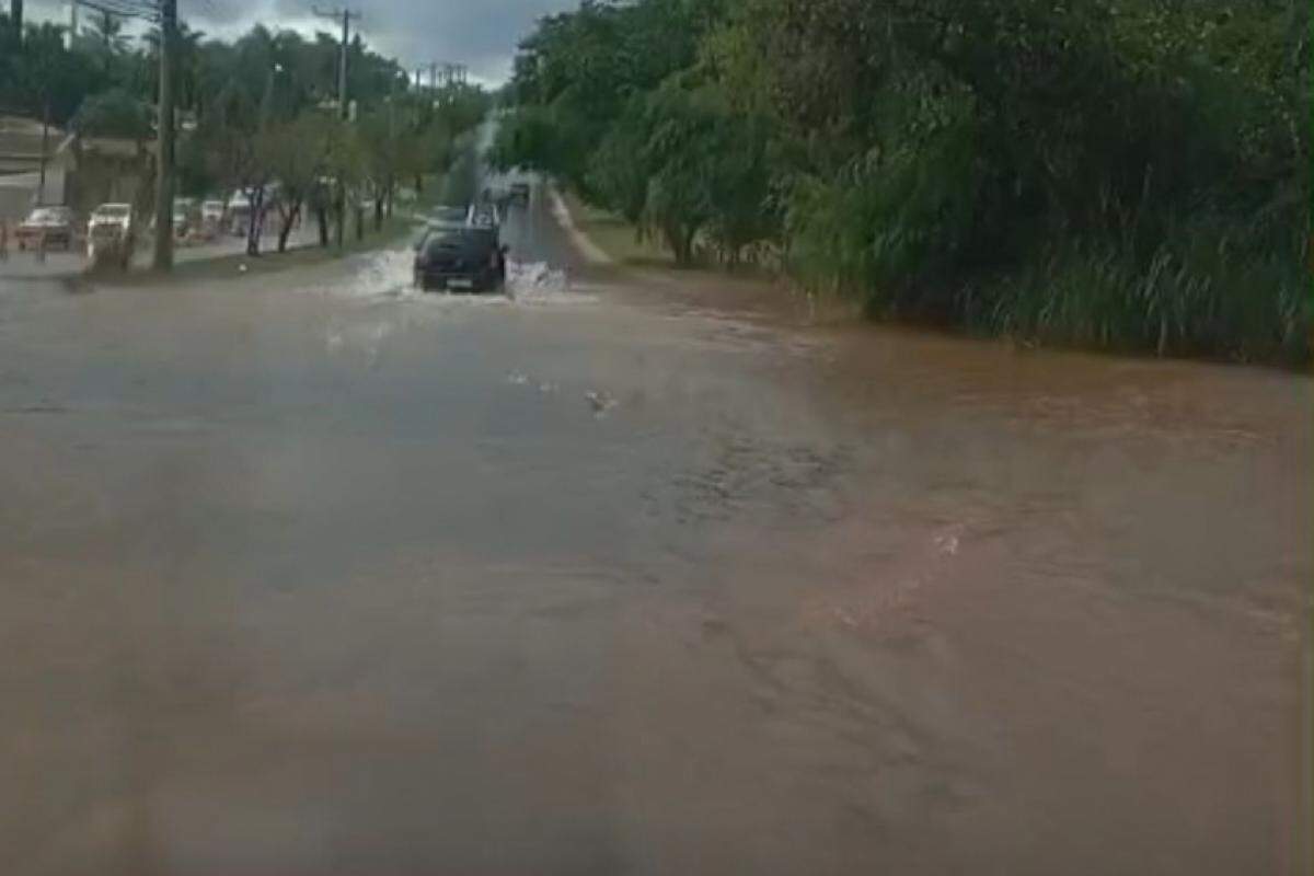 Avenida São Vicente ficou alagada na altura do bairro Colina do Espraiado