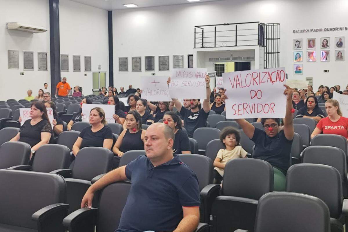Funcionários públicos comparecem à Câmara com cartazes e roupas pretas em protesto contra a proposta de reajuste apresentada pela prefeita Samanta Borini