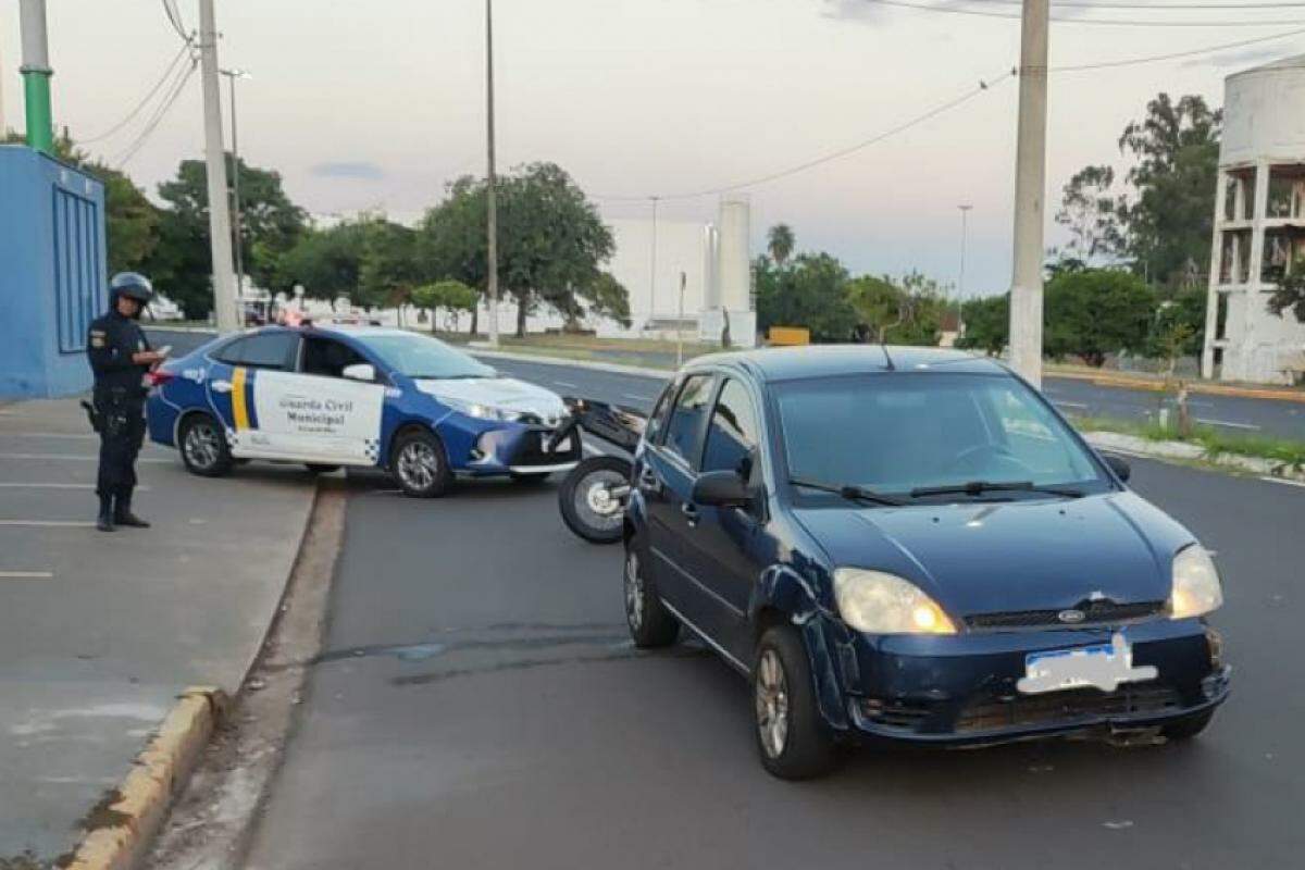 Condutor foi encontrado dentro do carro ligado e apresentava sinais de embriaguez