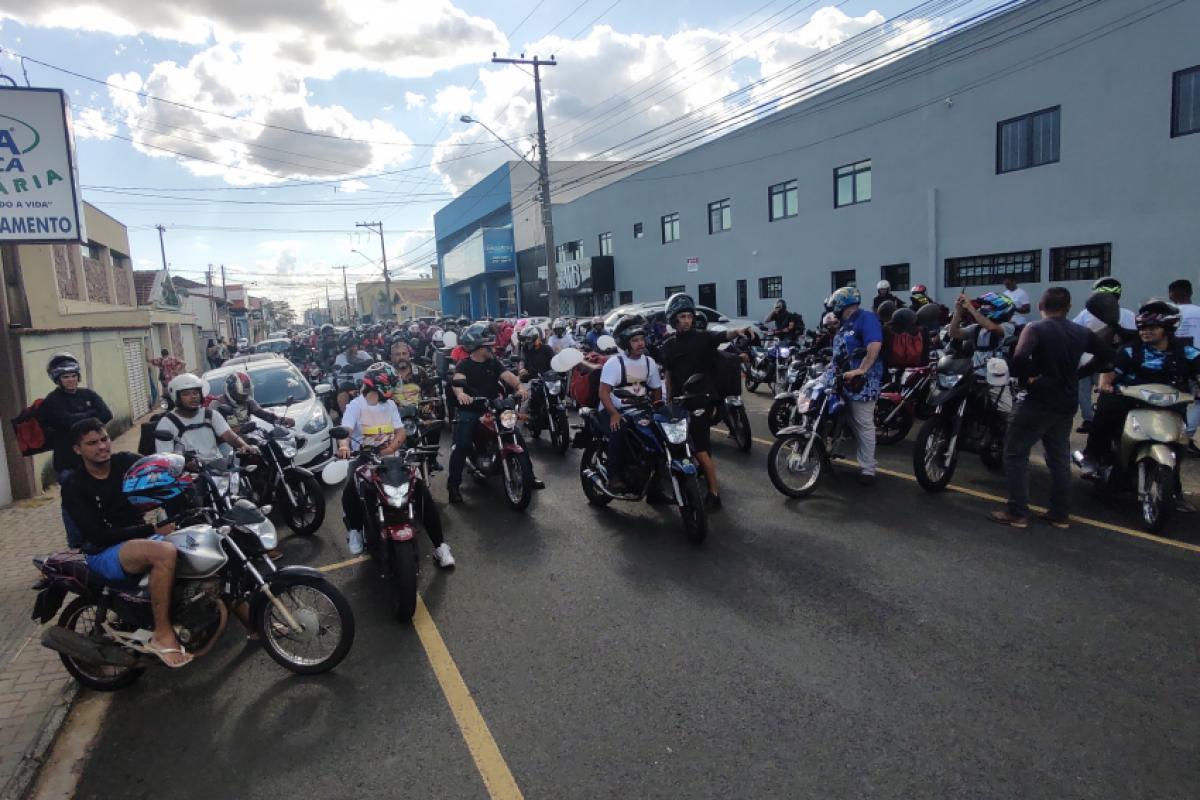 Motoboys reunidos em frente ao Memorial Nova Franca, na tarde desta segunda-feira, 3