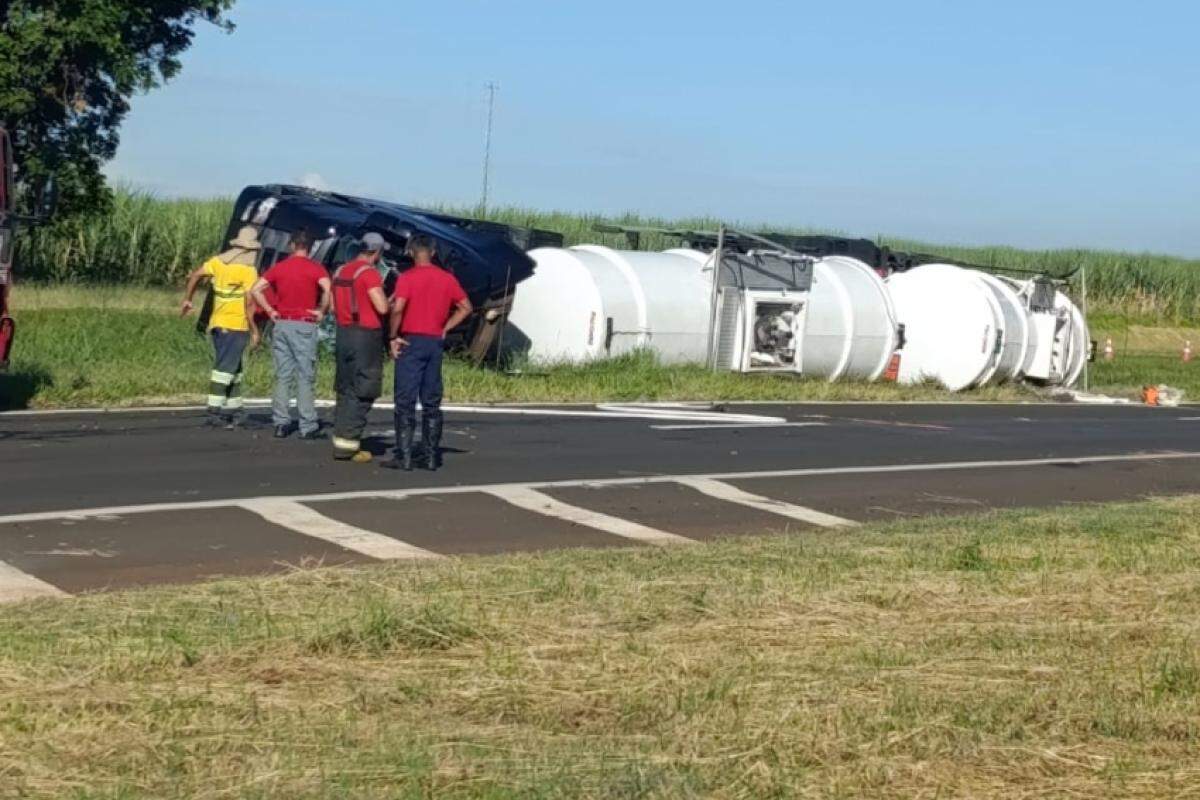 Caminhão tombado no canteiro central da SP-300, em Promissão, com vazamento de nafta petroquímica