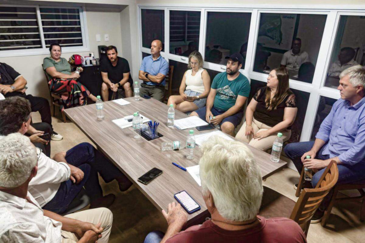 Reunião com moradores para esclarecer sobre a situação da obra do viaduto do bairro Corrupira