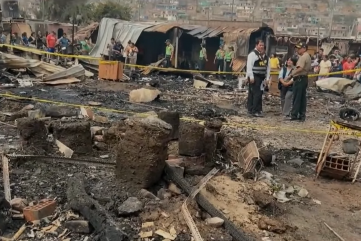 O incêndio destruiu ao menos 27 casas na manhã de quinta-feira (6).