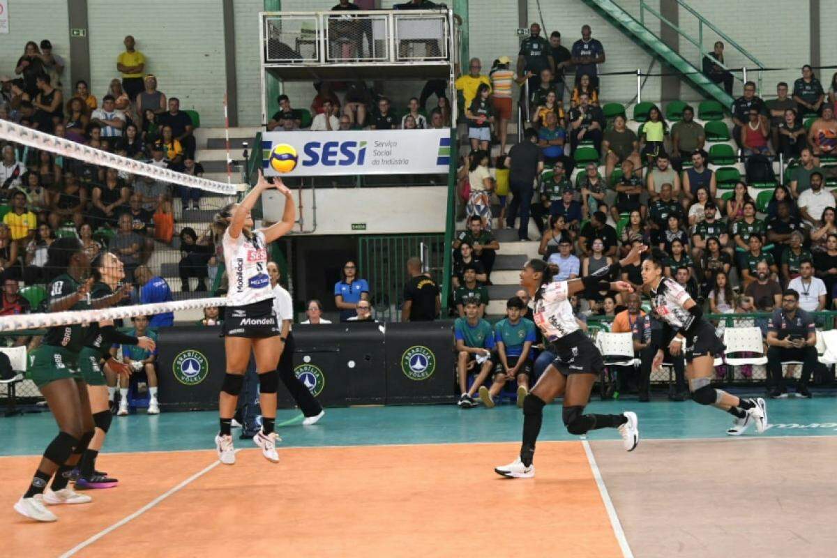 Equipe bauruense é superada em 3 sets a 0 pelo time brasiliense fora de casa