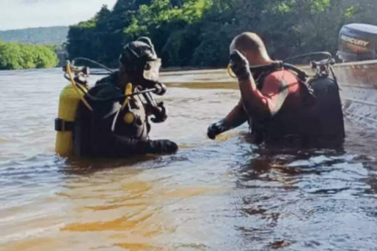 Bombeiros em busca de pai e filho