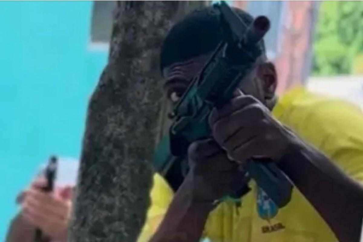 Um homem dos atores foi alcançado e detido com duas réplicas de pistola.