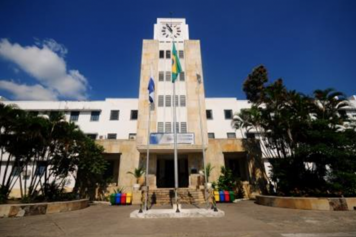 A mulher tem 49 anos, e segundo testemunhas, havia levado o filho à escola no turno da manhã.