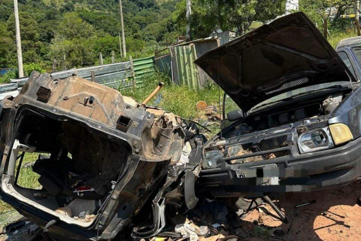 Foram apreendidas várias peças e carcaças de carros