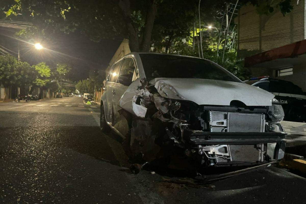 Carro só parou após colidir com uma árvore na Vila Cidade Universitária