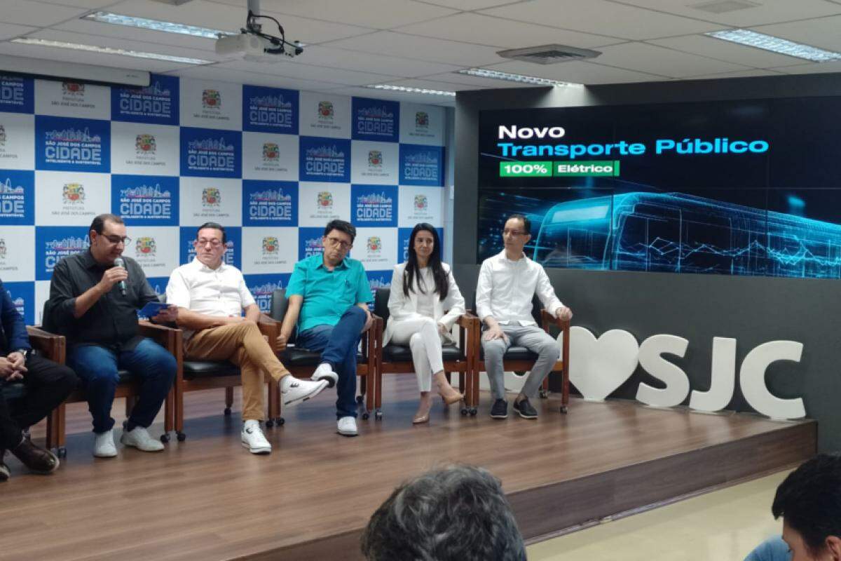 Anderson Farias (à esq.) durante apresentação do novo sistema de transporte