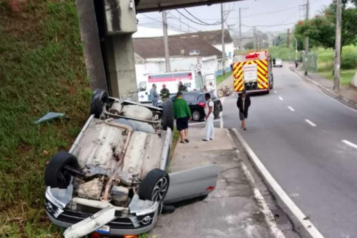 Um acidente de trânsito envolvendo dois veículos resultou em um capotamento
