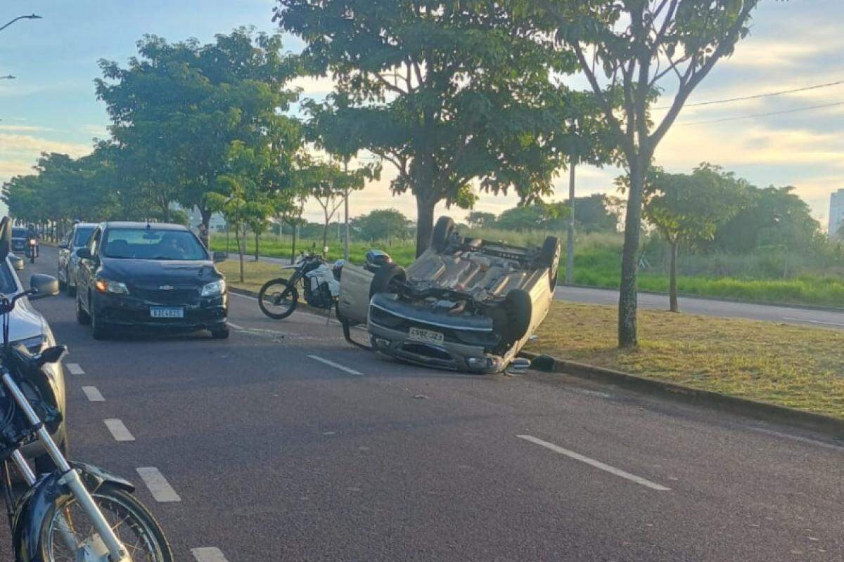GM Onix capotou na manhã desta sexta-feira, 14