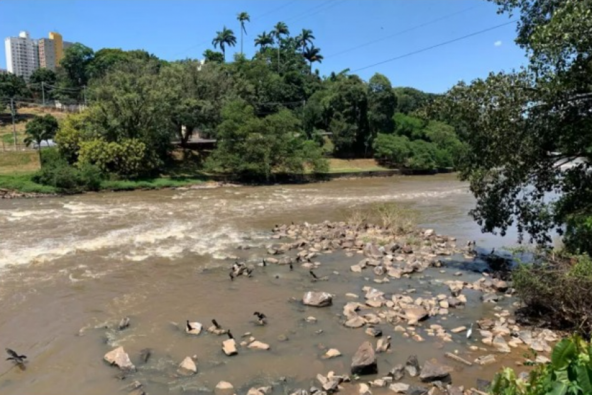 Rio já esteve perto de extravasar em 2025 e, agora, chega ao menor nível do ano