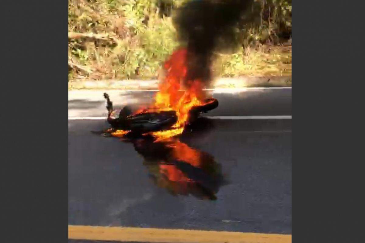 Moto da vítima fatal pegou fogo no acidente
