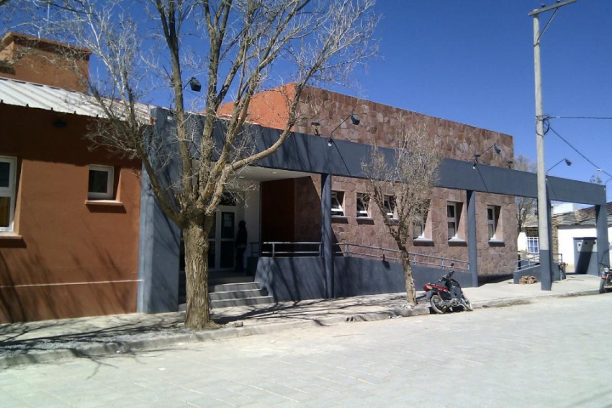 A mulher, de 38 anos, viajava na garupa da motocicleta conduzida pelo filho, com o bebê amarrado às costas. 