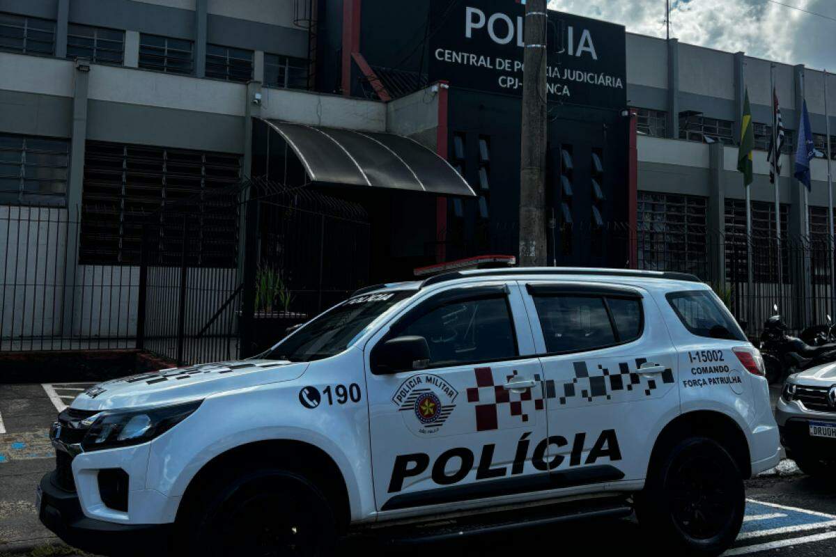 Viatura da Polícia Militar em frente à Central de Polícia Judiciária de Franca