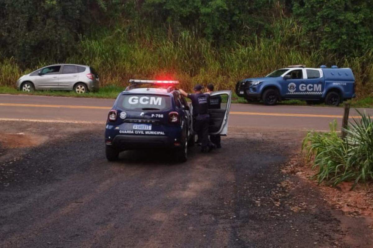 Carro foi encontrado abandonado com portas abertas e placa adulterada; perícia foi acionada e veículo devolvido à proprietária