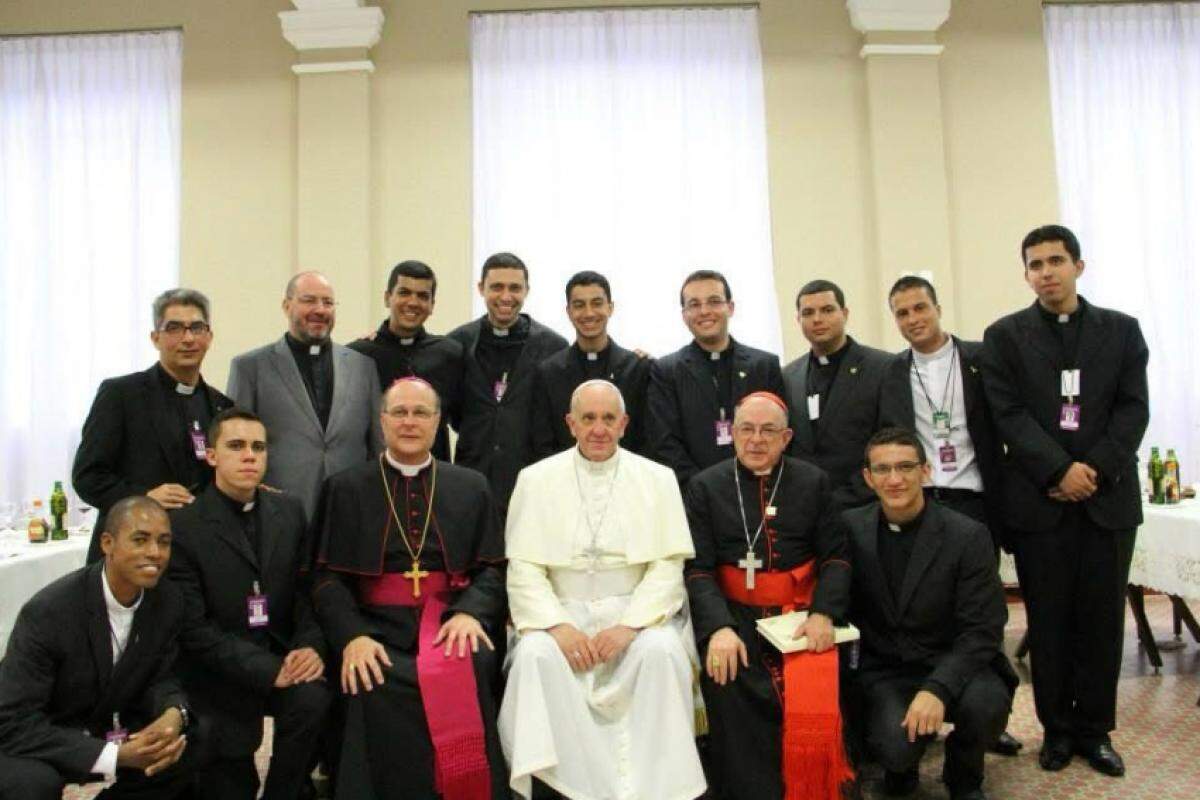 Papa Francisco ao lado de seminaristas da Arquidiocese de Aparecida, em julho de 2013