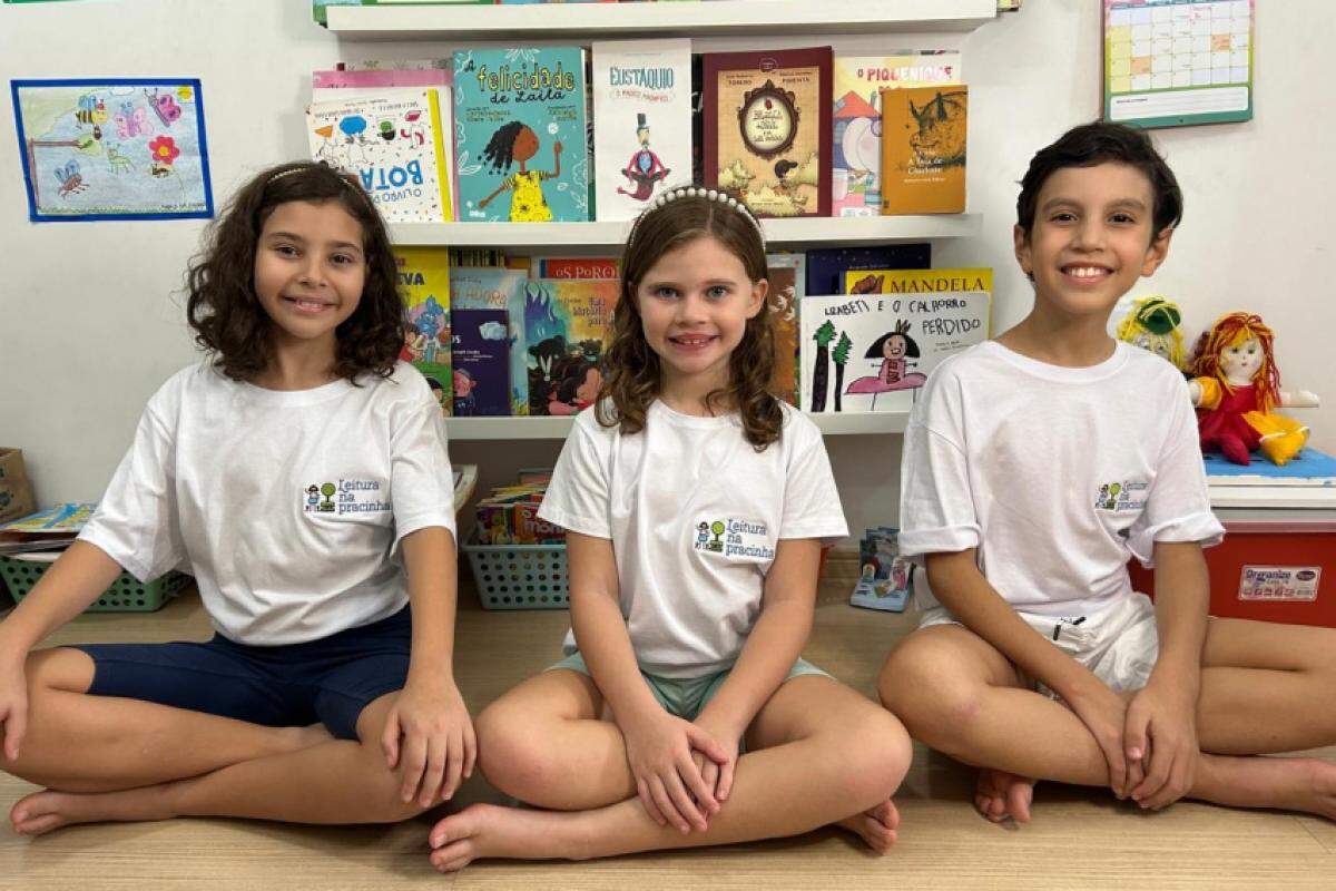Maria Eva (ao centro) ao lado dos primos, Isabella e Antônio