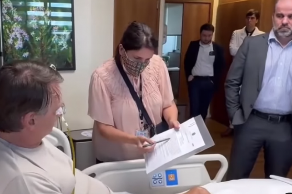 Segundo Bolsonaro, a visita da oficial ocorreu mesmo durante seu período de internação, que já dura nove dias.